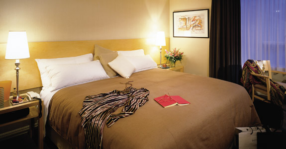 Metropolitan Hotel Toronto, Bed Room